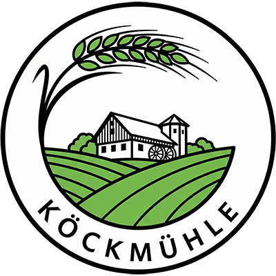 Ein Logo zeigt ein stilisiertes Mühlengebäude auf sanften, grünen Hügeln, umgeben von einem geschwungenen Element, das an eine Ähre erinnert.